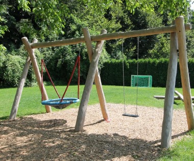 Holzschaukel mit Holzschnitzelfallschutz
